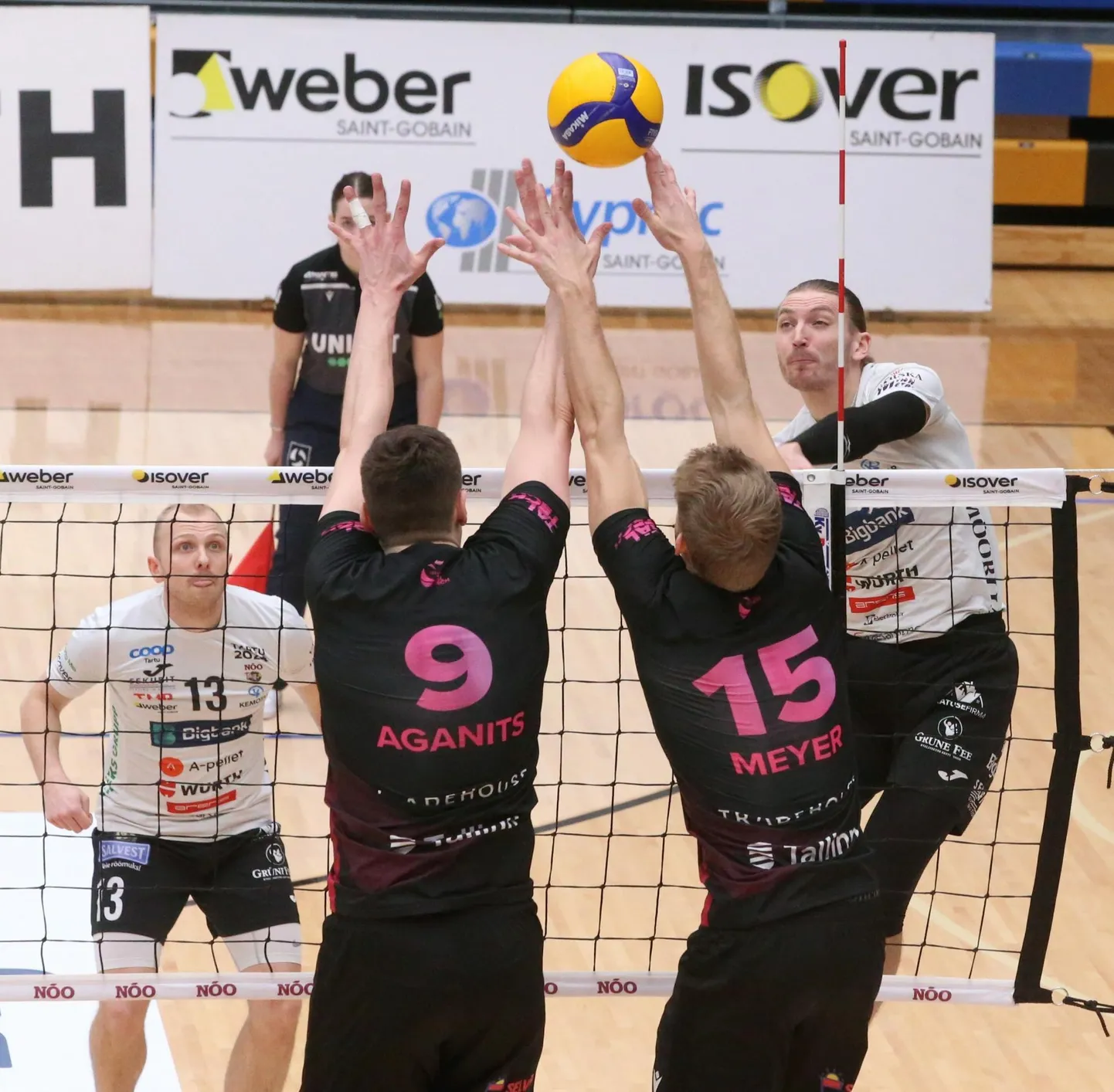 Balti liiga finaalturniiri parimaks mängijaks valitud Timo Lõhmusel (paremal) pole õnnestunud Tartut veel Eesti meistrivõistluste otsustavates kohtumistes võidule aidata.