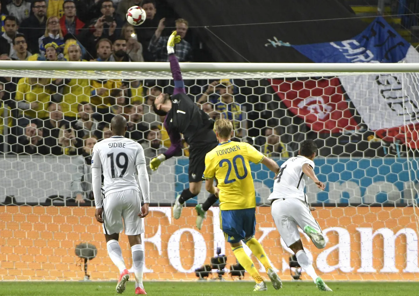 Ola Toivonen (nr. 20) saadab kauglöögist palli prantslaste väravasse.