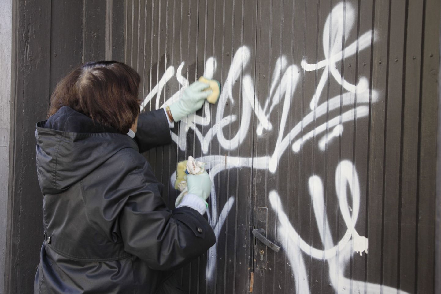 Graffiti eemaldamine vanalinnas.
