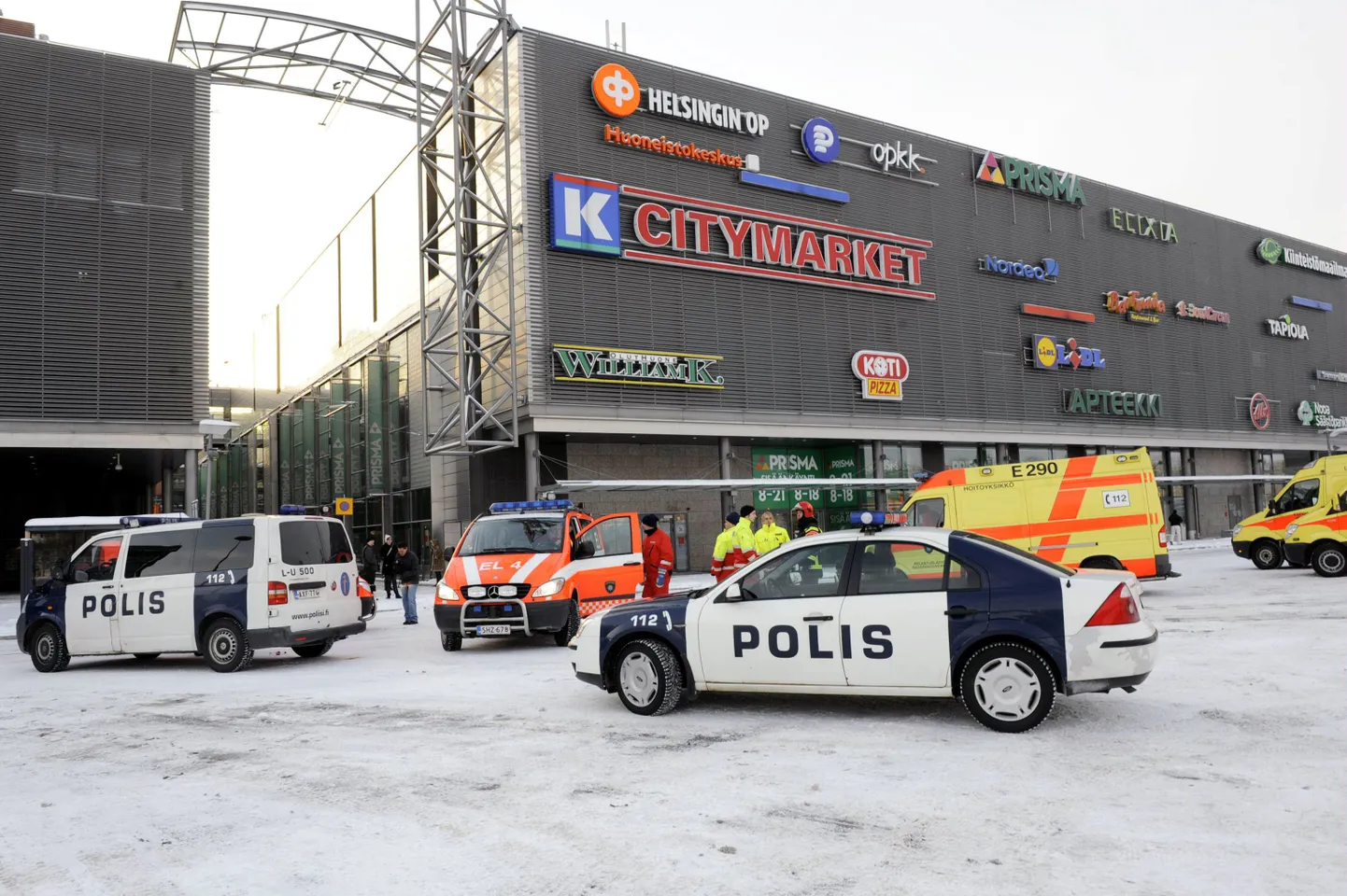 Kiirabid, politseiautod ja päästetöötajad Sello kaubanduskeskuse juures Eespoos.