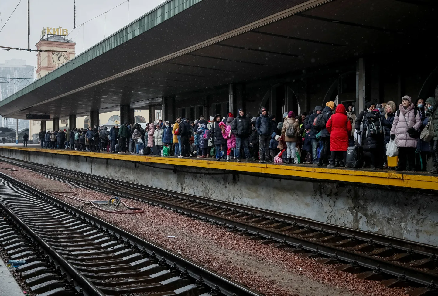 Kijevas dzelzceļa stacija 2. martā, cilvēki gaida evakuācijas vilcienu uz Ļvivu.