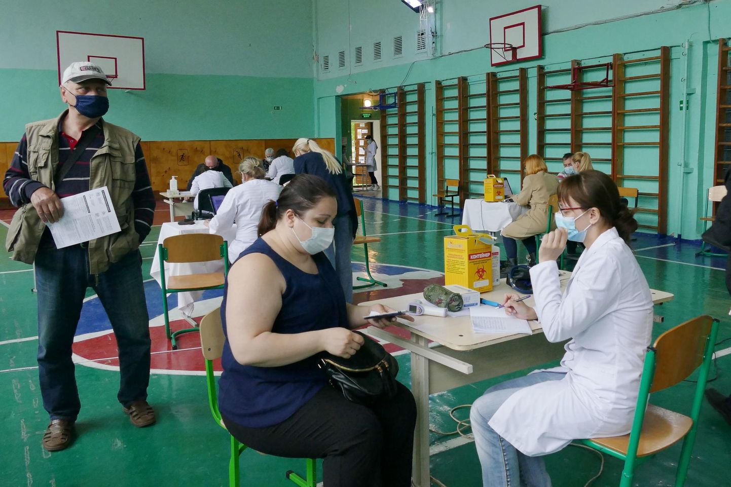 Kaitsepookimine Odessa kooli spordisaalis; üks Ukrainas kasutatavaid koroonavaktsiine on ka Hiina CoronaVac.