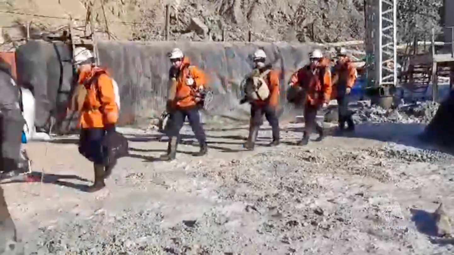 Päästjad saabumas Amuuri oblastis kokku varisenud kullakaevanduse juurde.