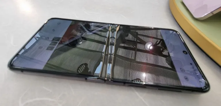 Murdekoht on teatud nurga alt vaadates veel selgelt näha, aga see ei peaks häirima telefoni vaatamist otse, nii nagu inimesed tavaliselt teevad.