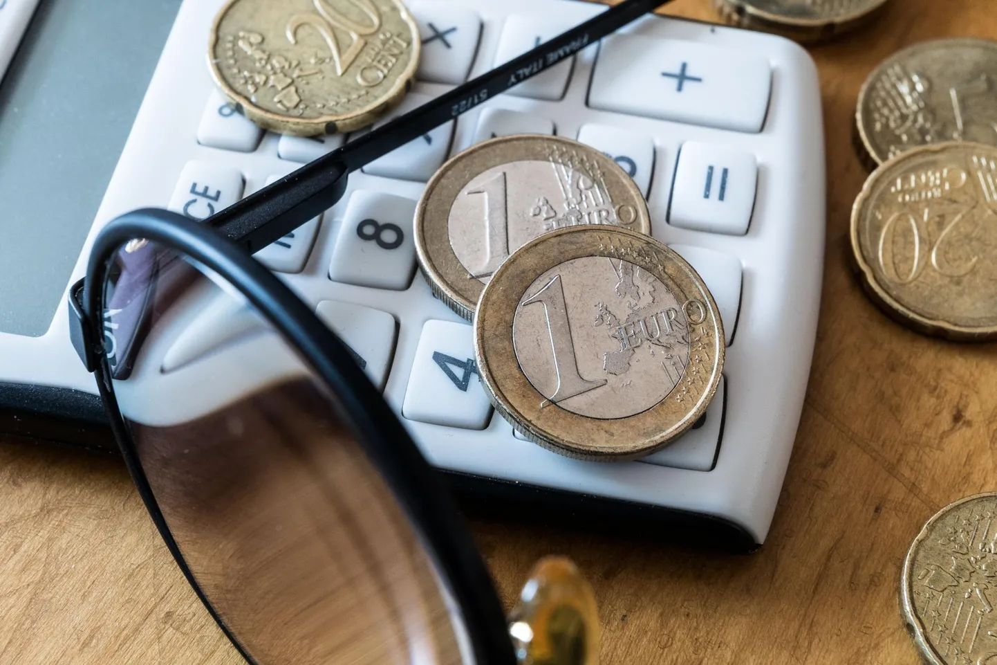 Arvud näitavad küünilist manipuleerimist sentidega, vaeste vaesemaks maksustamist.