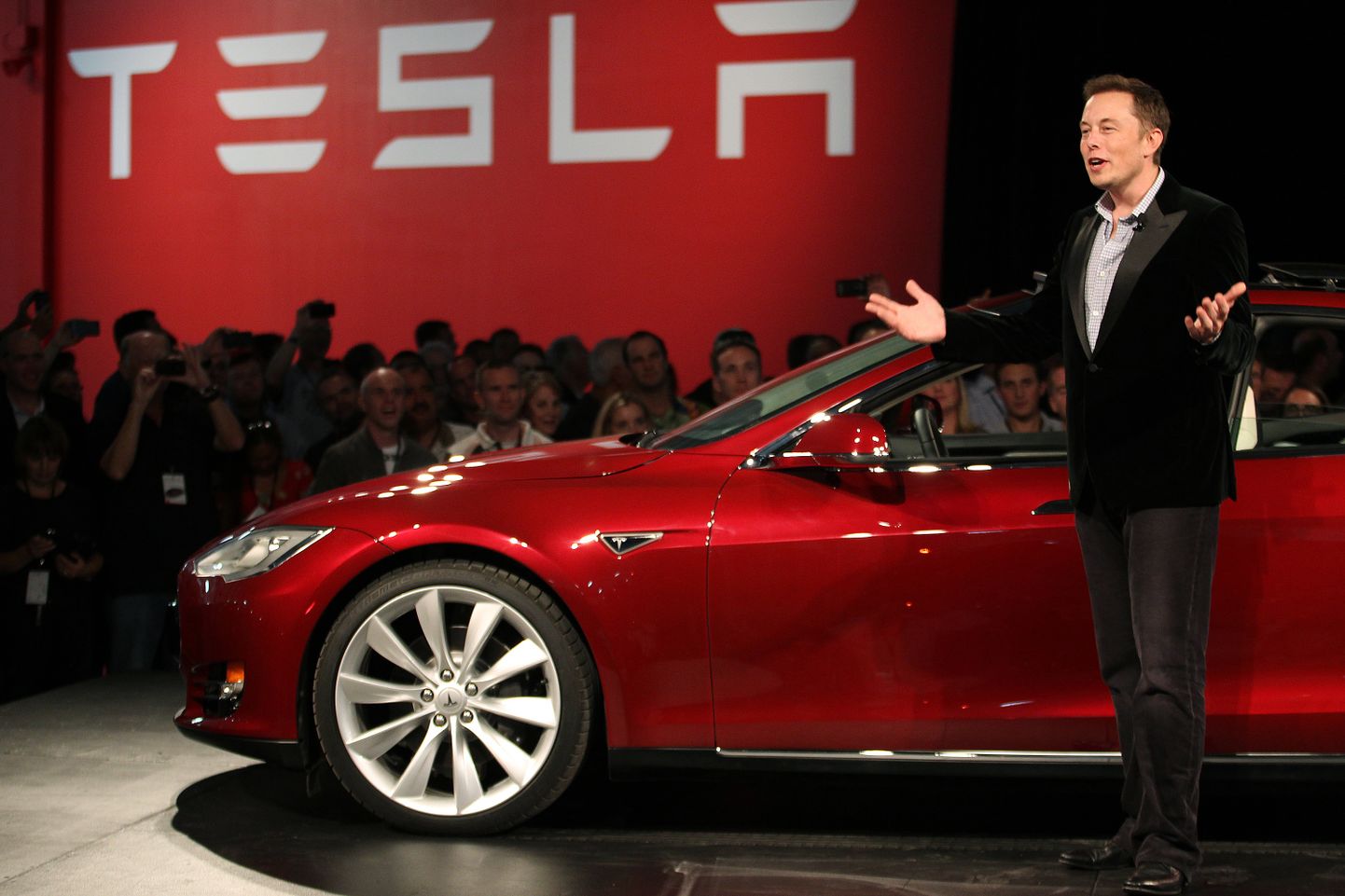 Tesla juht Elon Musk ja elektriauto Model S 2011. aastal.