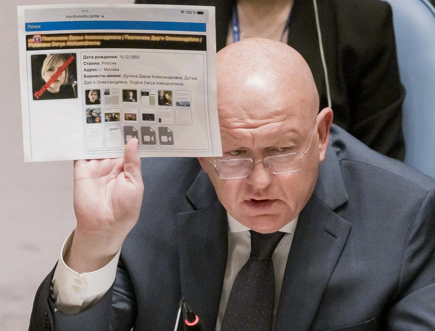 Постпред РФ при ООН Василий Небензя держит распечатку сайта «Миротворец» с фотографией «ликвидированной» Дарьи Дугиной, Нью-Йорк, США, 23 августа 2022 года