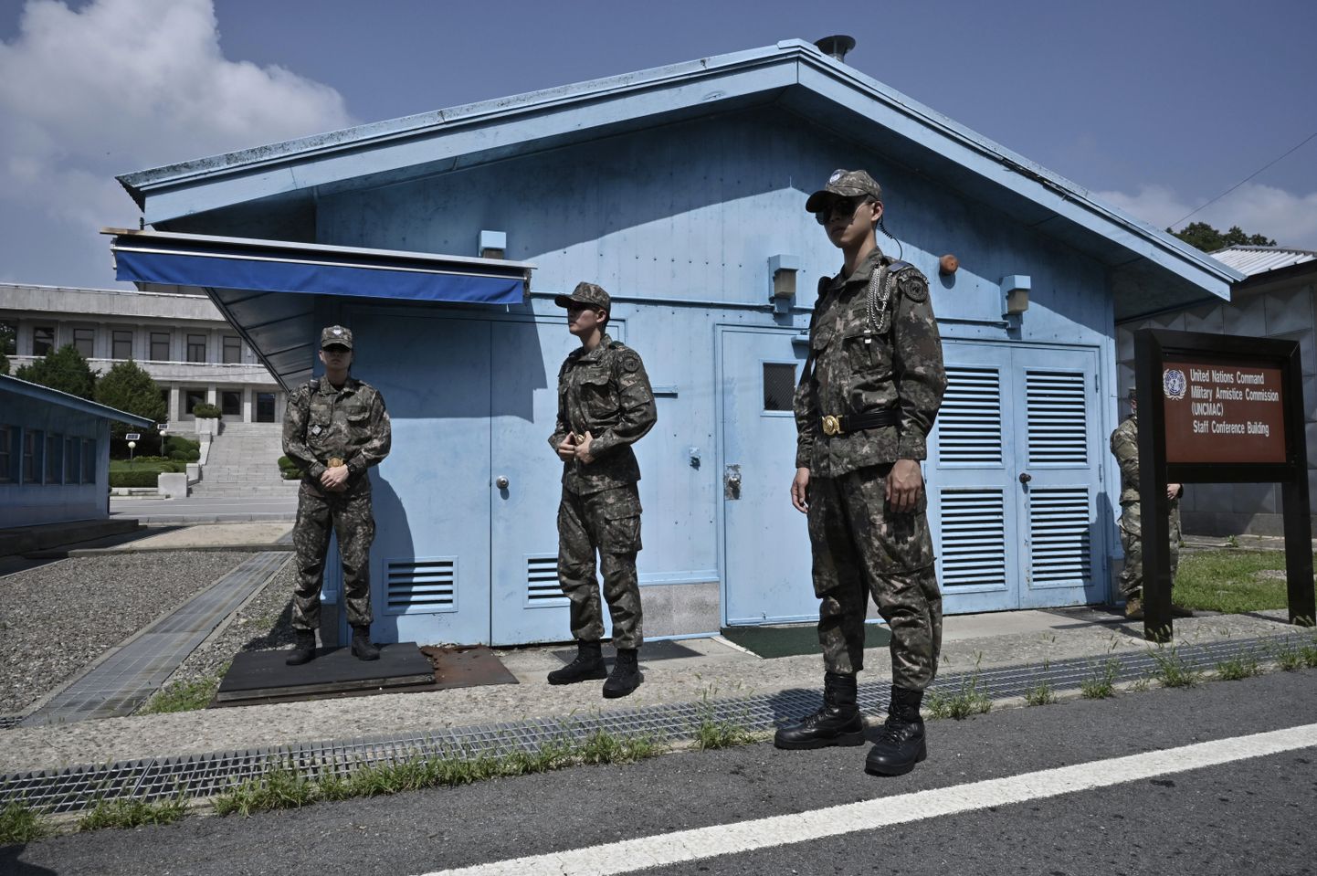 Lõuna-Korea sõdurid demilitariseeritud tsoonis.