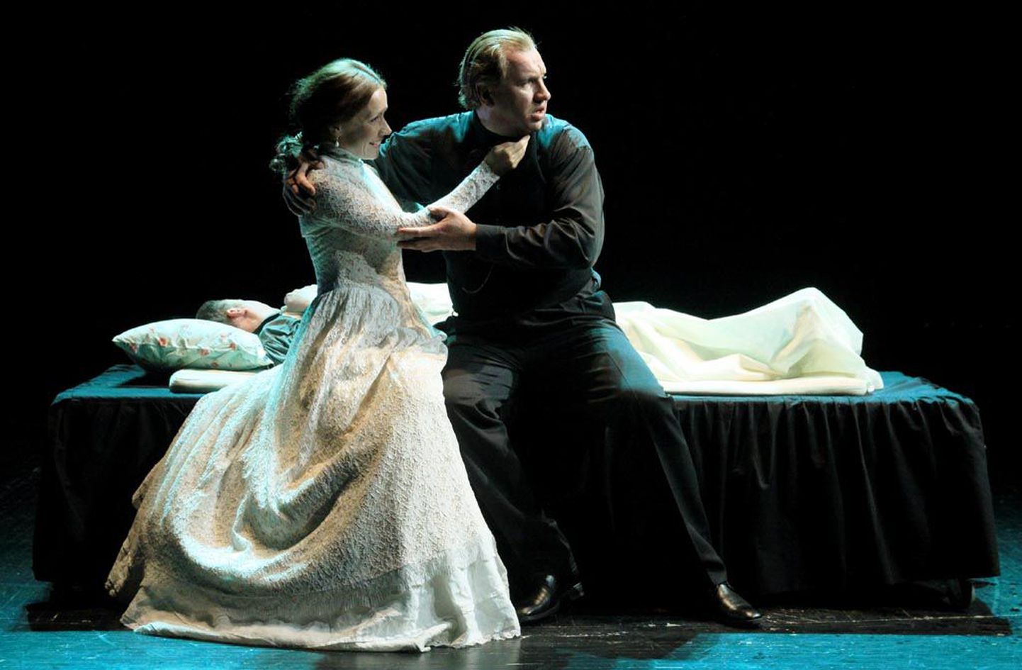 Endla teatri juubelihooajal mängitakse ka suvel esietendunud “Madame Bovaryd”. Pildil näitlejad Piret Laurimaa ja Sepo Seeman.