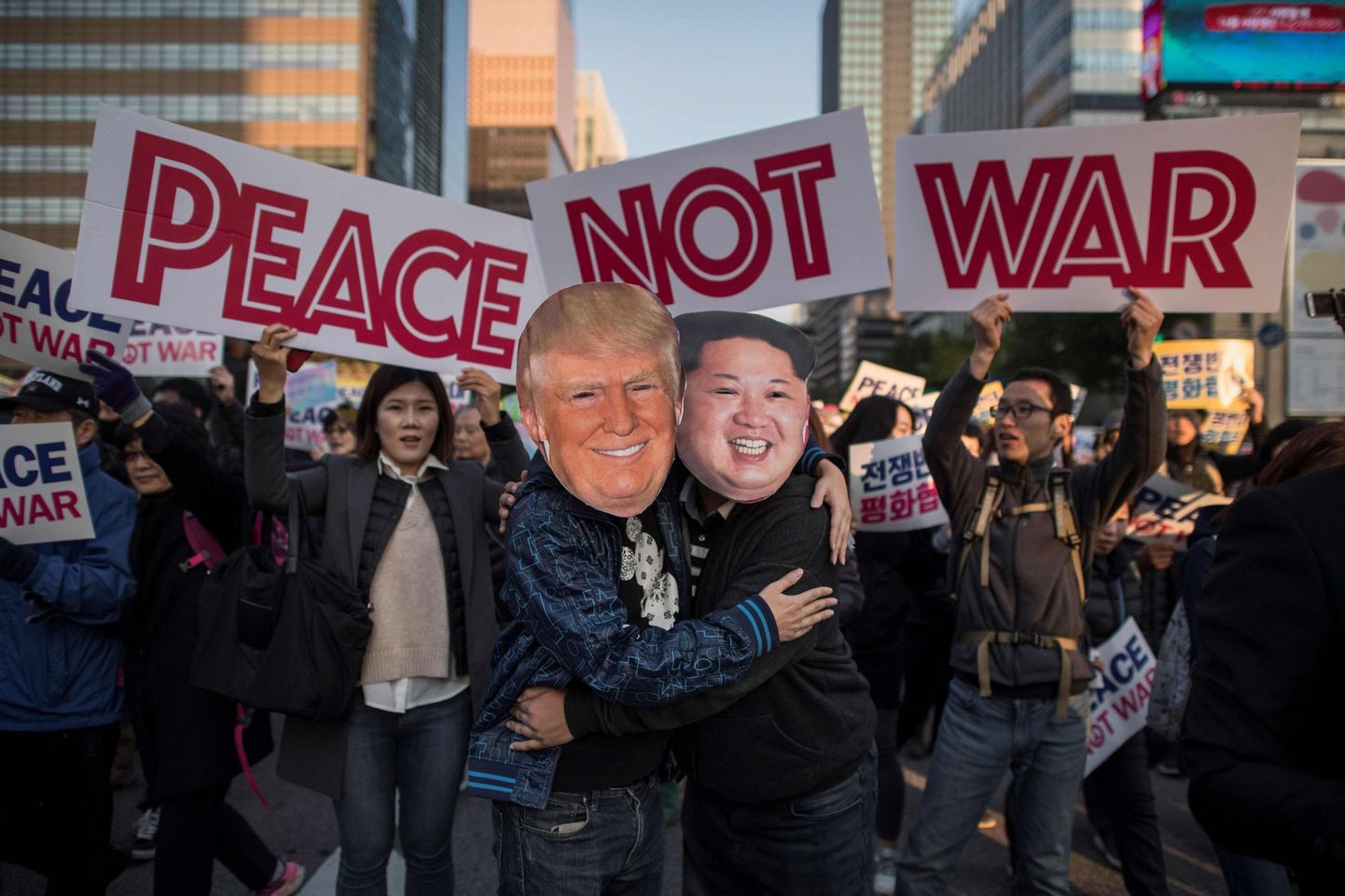 Meeleavaldajad Kim Jong-Uni ja Donald Trumpi maskides.