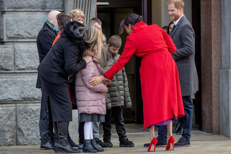 Sussexi hertsoginna Meghan ja prints Harry 14. jaanuaril Inglismaal Birkenhead. Kehakeele eksperdi teatel üritab prints Harry avalikkuses oma naist kaitsta ka olematute ohtude eest