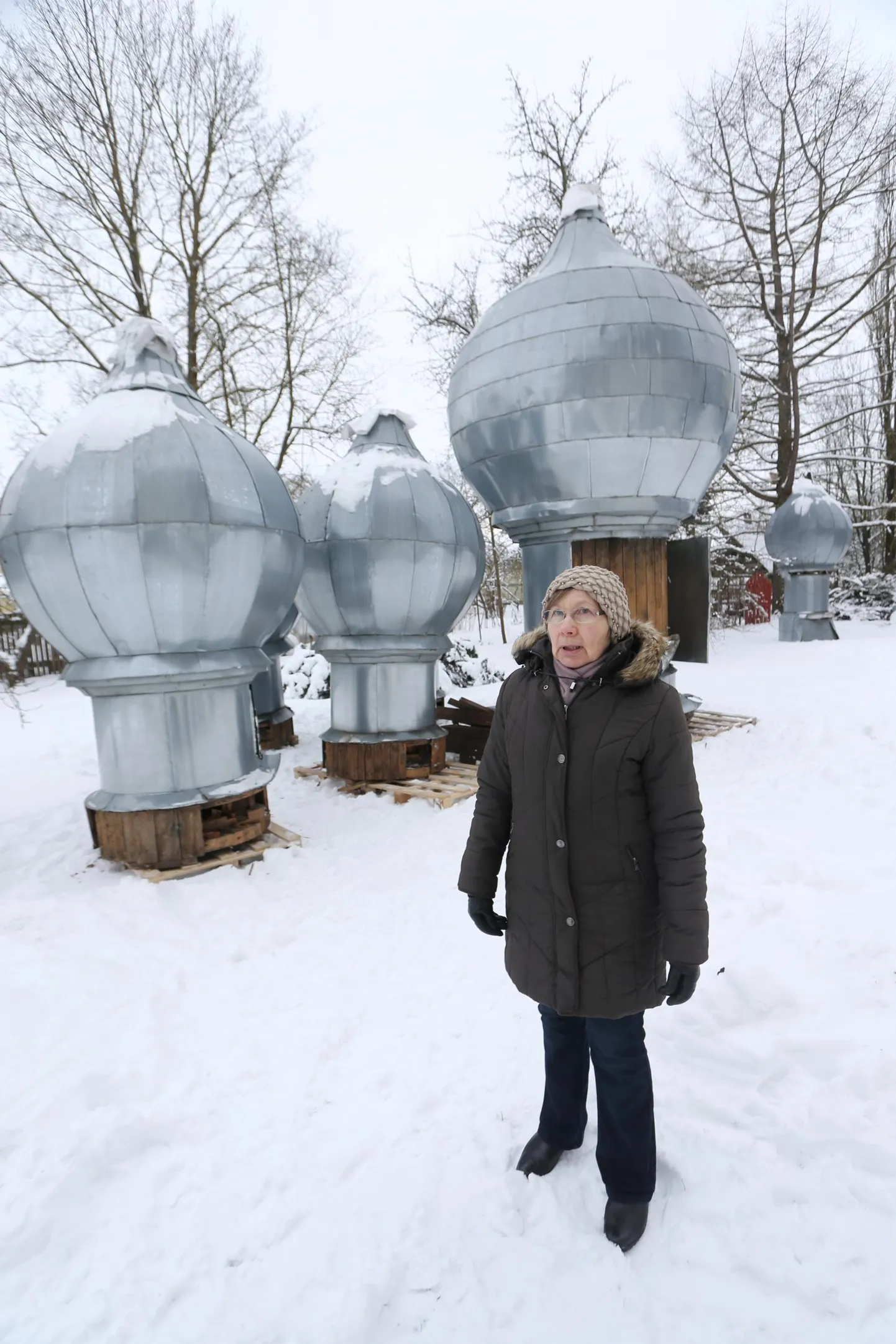 Kirikuvanem Marina Merike Naisson rääkis, et katuselt maha tõstetud väiksemad sibulkuplid kaaluvad umbes 700 kilo ja suurim kaks tonni.