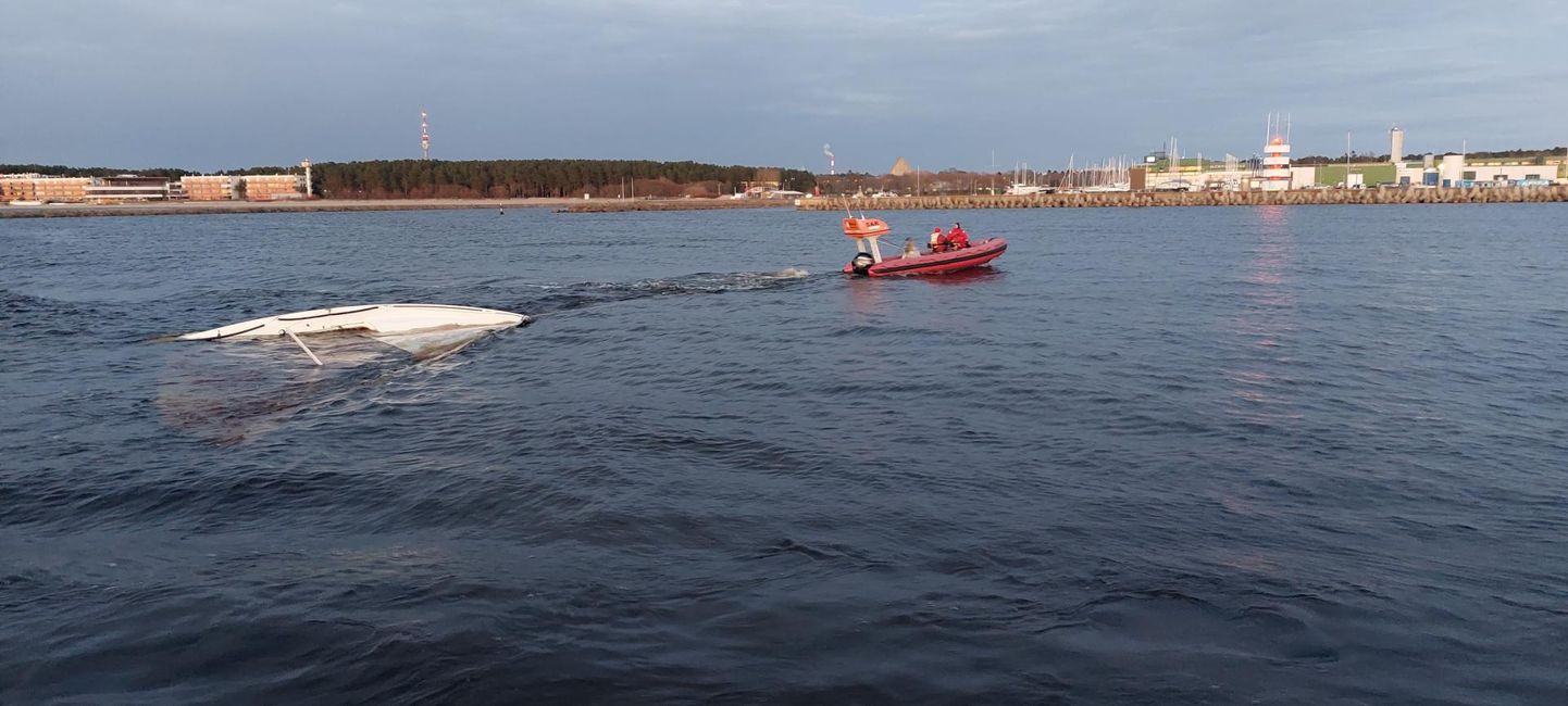 Спасательные катера морской школы Reval буксируют учебнный парусник в порт Пирита