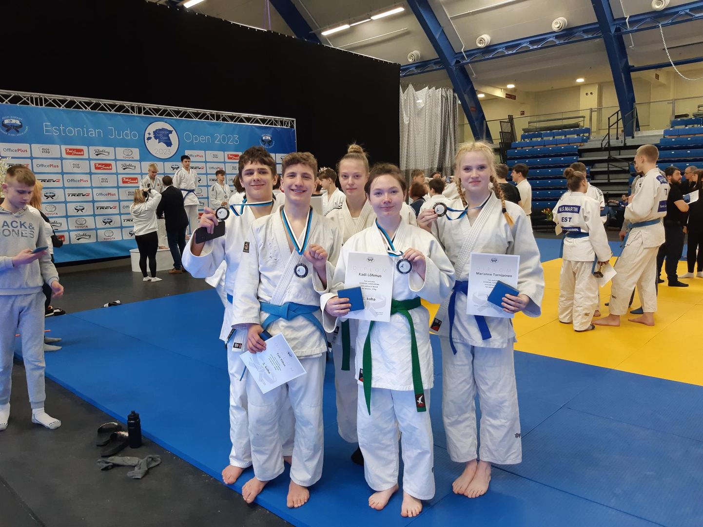 Kalevi spordihallis peetud koondise katsevõistlusel Estonian Openil medali võitnud Pärnu judoklubi Samurai noorsportlased.
