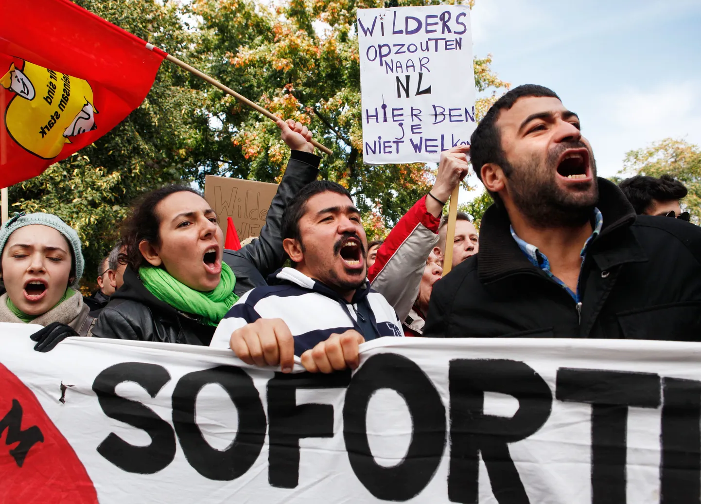 Inimesed protestimas islamit natsismiga võrrelnud Geert Wildersi vastu.