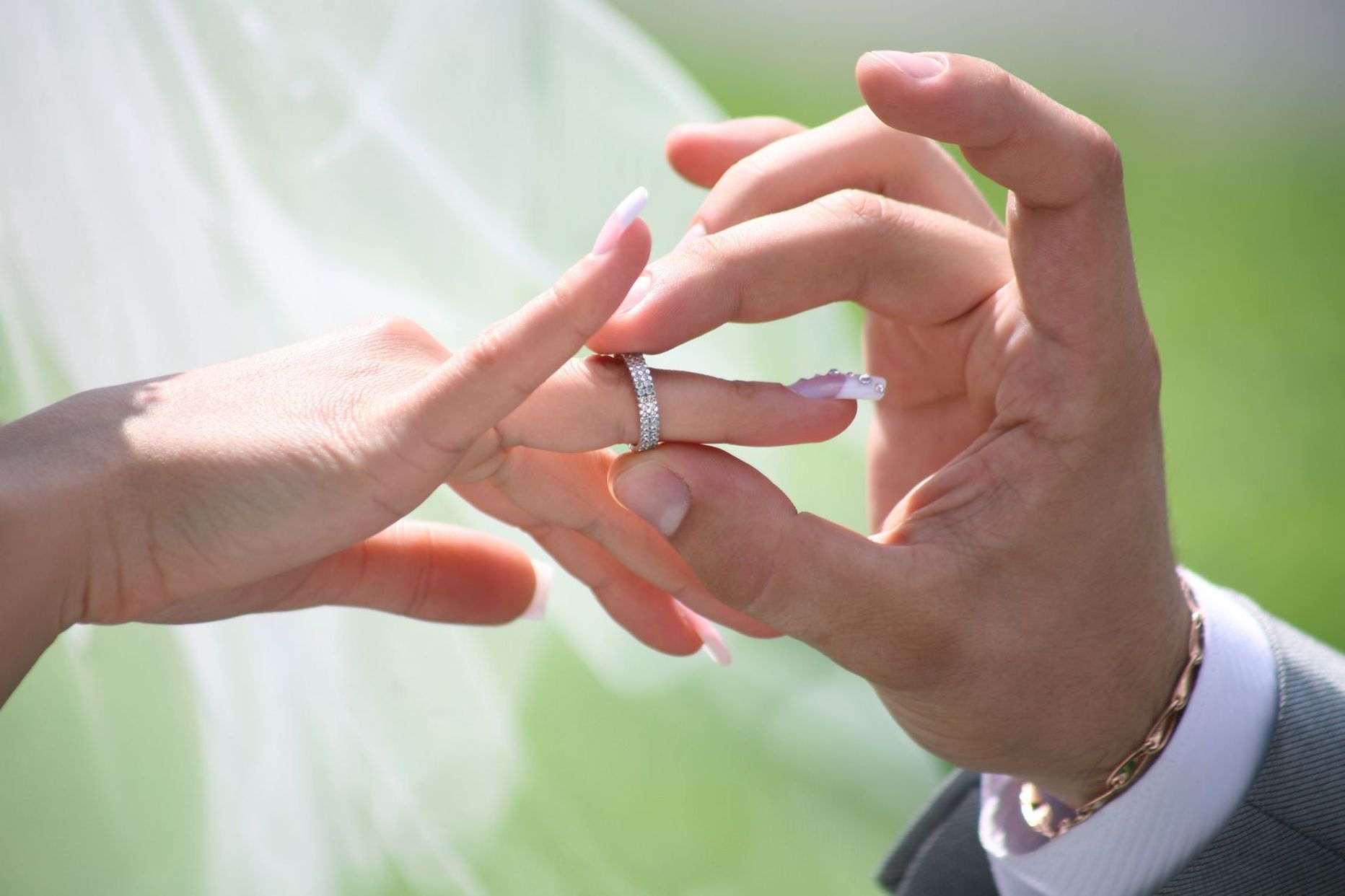 Брак с вдовой. Жених одевает кольцо невесте на палец. Венчание кольцо на пальце. С днем свадьбы пальцы. Руки с кольца вышли замуж.