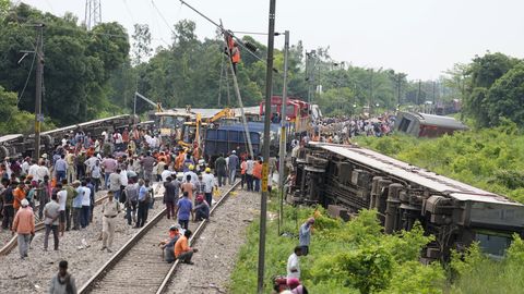 VIDEO ⟩ Indias hukkus rongiõnnetuses kaks inimest ja kümned said vigastada