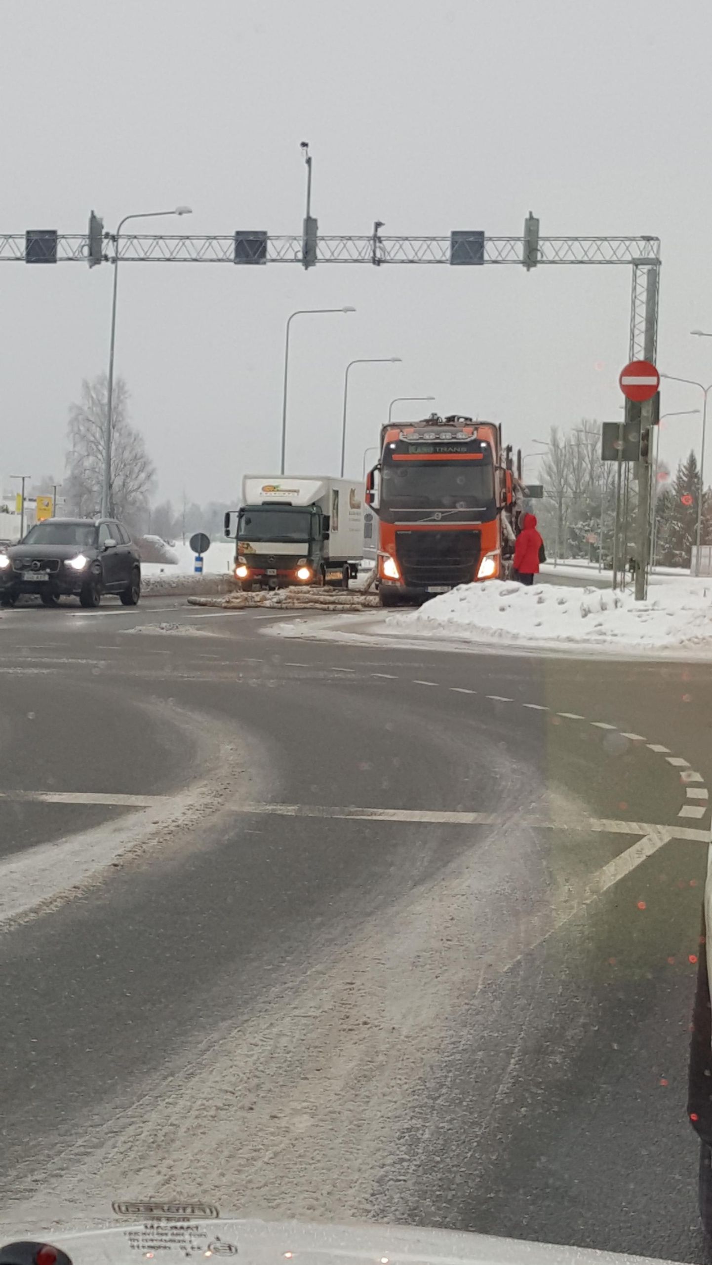 Pärnus Ehitajate tee ja Savi tänava ristmikul paiskus täna kella 9 paiku äkkpidurdanud veoki haagiselt teele palgihunnik, mis häiris liiklust.