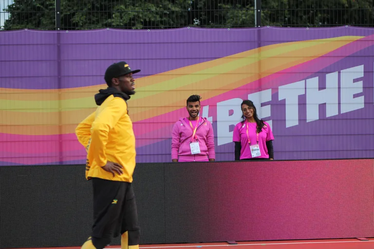 «You Made My Day!» olid neli sõna, mis kõlasid meditsiinivabatahtlik Mo, pika nimega Mohammedabbas Khaki suust, kui ta oli minult saanud foto endast koos Usain Boltiga. Sarnaseid pilte Boltist ja spordivabatahtlikest liigub veebis vähe. Ühe silmapilguga kuulsaks!