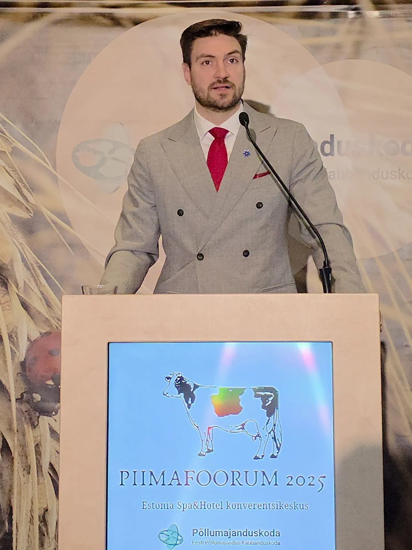 „Piimasektor on Eesti regionaalarengu ja toidujulgeoleku tugitala,“ ütles regionaal- ja põllumajandusminister Hendrik Johannes Terras Piimafoorumit avades.