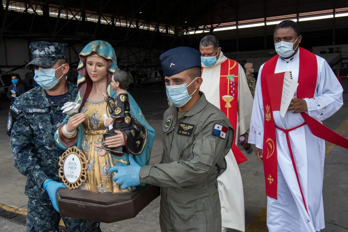 Panama õhuvägi viis Santa Maria de la Antigua kuju kopterile ja lennutas teda koos peapiiskop Jose Domingo Ulloaga riigi kohal, et paluda kaitset viiruse eest. FOTO: Luis Acosta/AFP/Scanpix