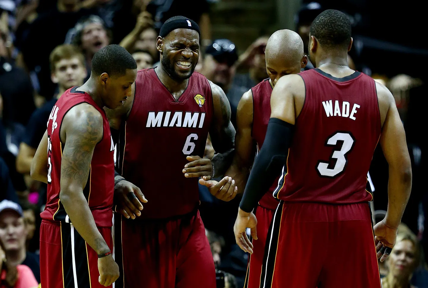 LeBron James jalakrampide käes vaevlemas.