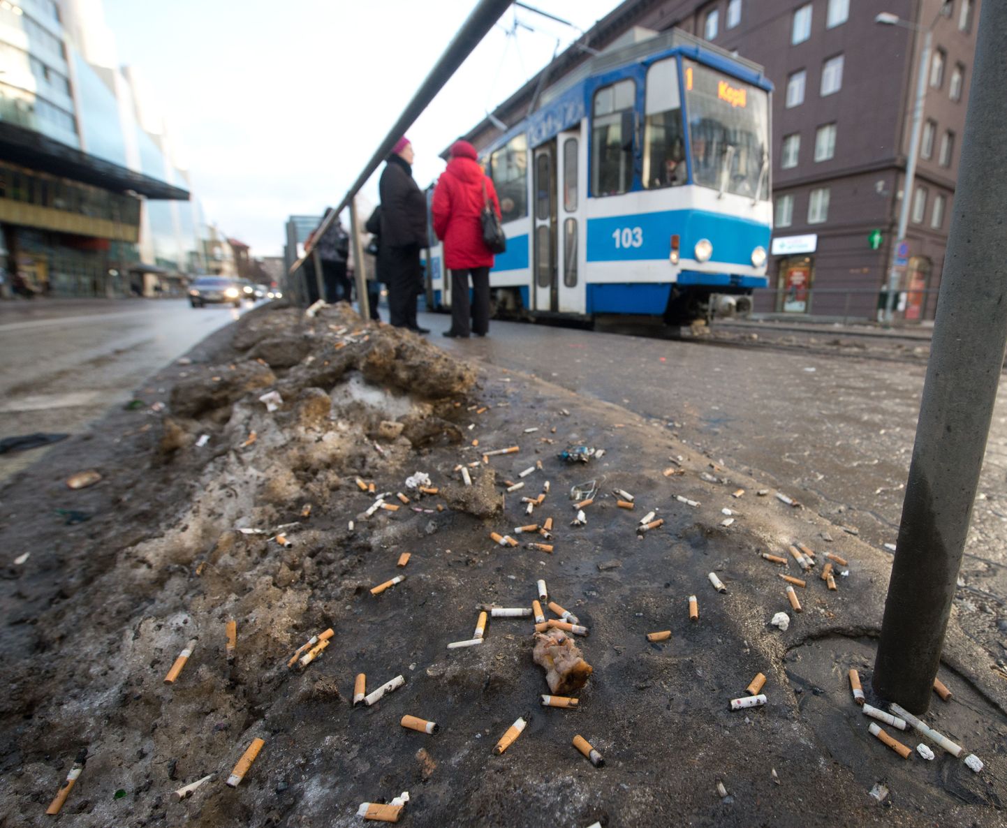Suitsukonid Tallinnas Hobujaama ja Laikmaa peatustes.