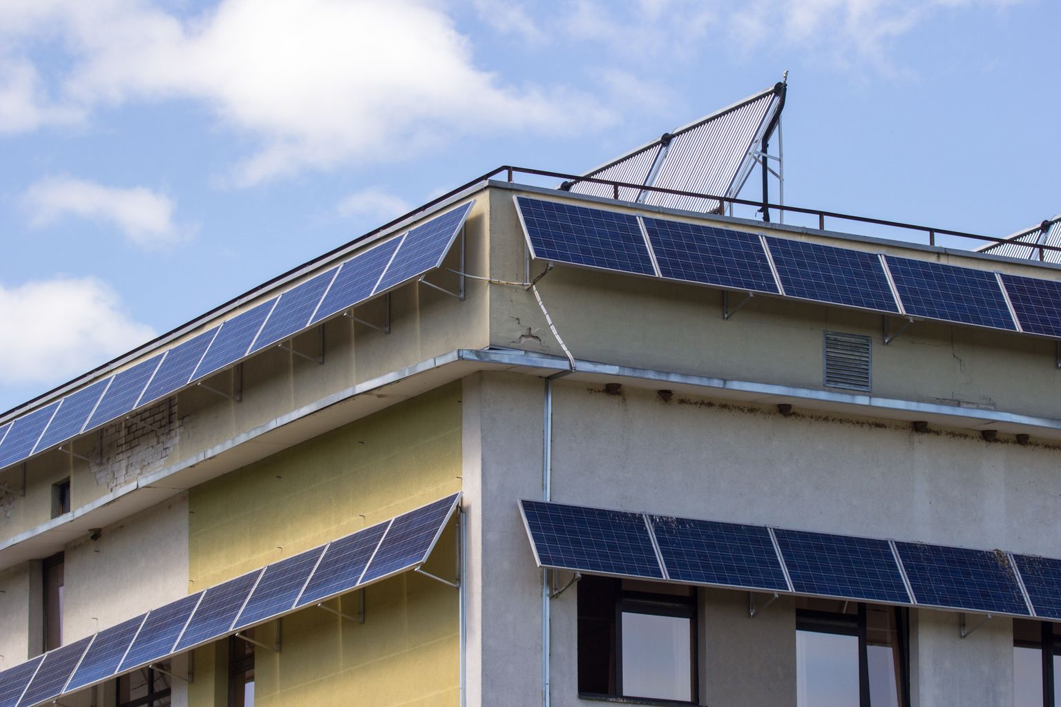 Kokku on Valga haigla hoonete katusele ja fassaadile paigaldatud 672 ruutmeetrit päikesepaneele, mis annavad energiasäästu.