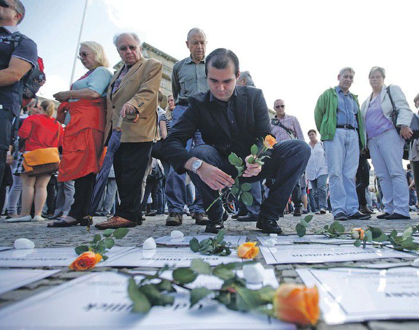 13 августа жители Германии возлагали цветы в память о погибших, пытавшихся пересечь Берлинскую стену.