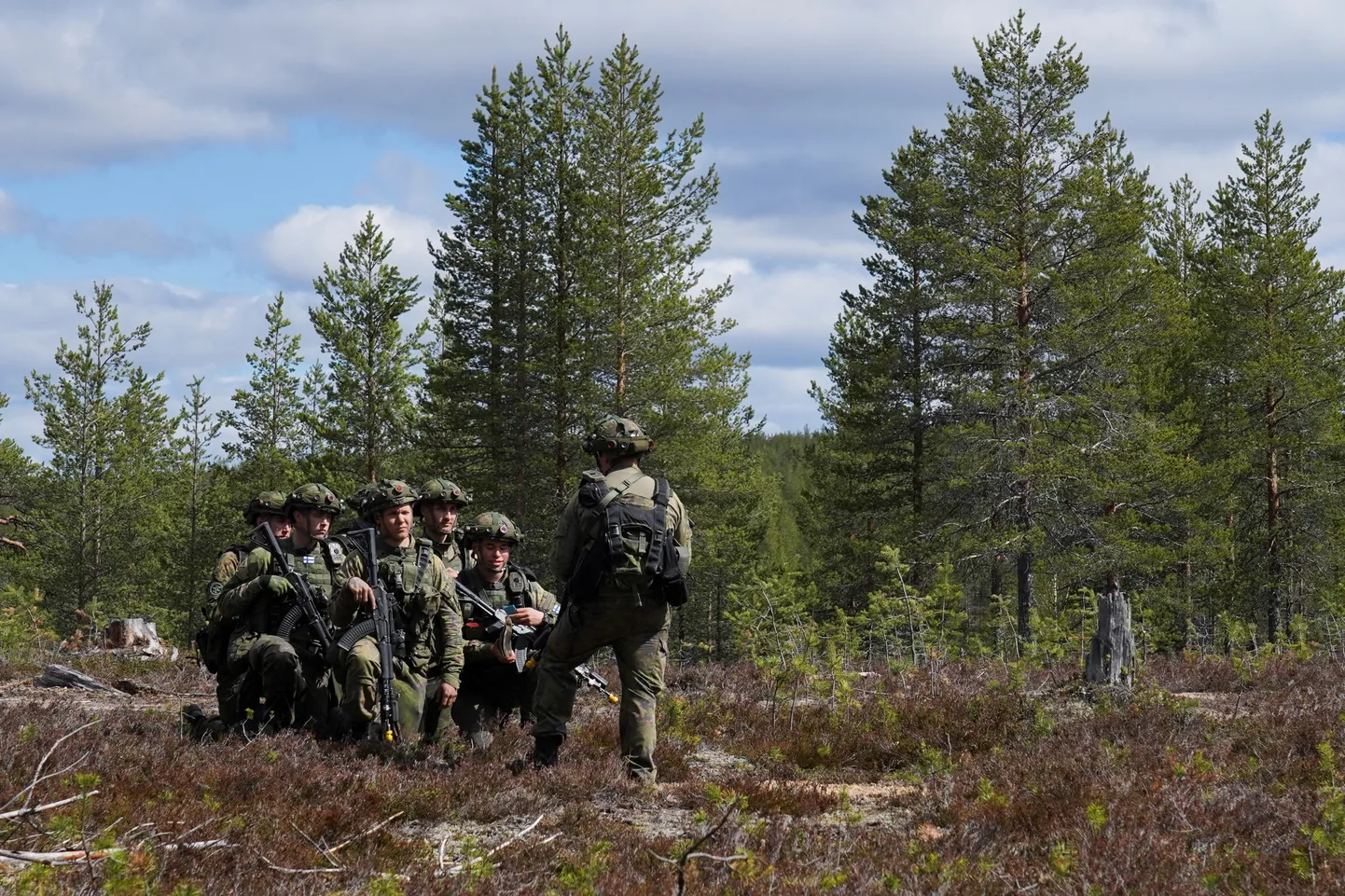 Soome sõdurid õppusel Rovajärvi harjutusväljakul.