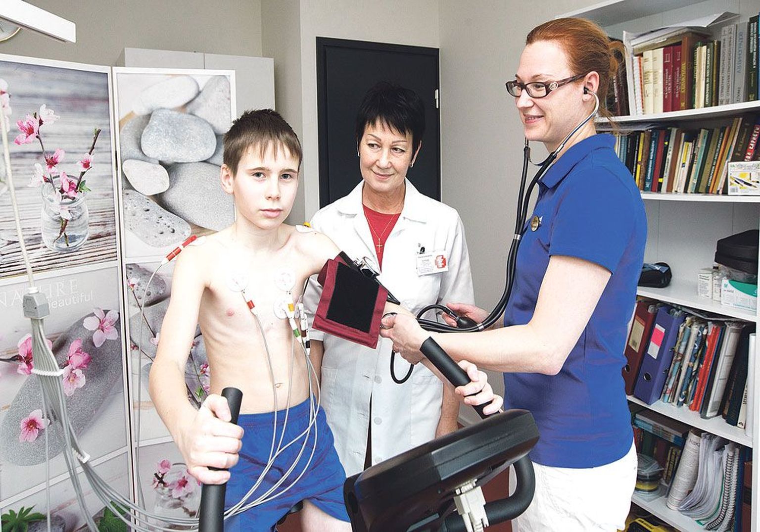 Спортивный врач Ирина Предко и физиотерапевт Алена Сяйлев из Tervise Centrum проверяют здоровье юных спортсменов. Фото иллюстративное.