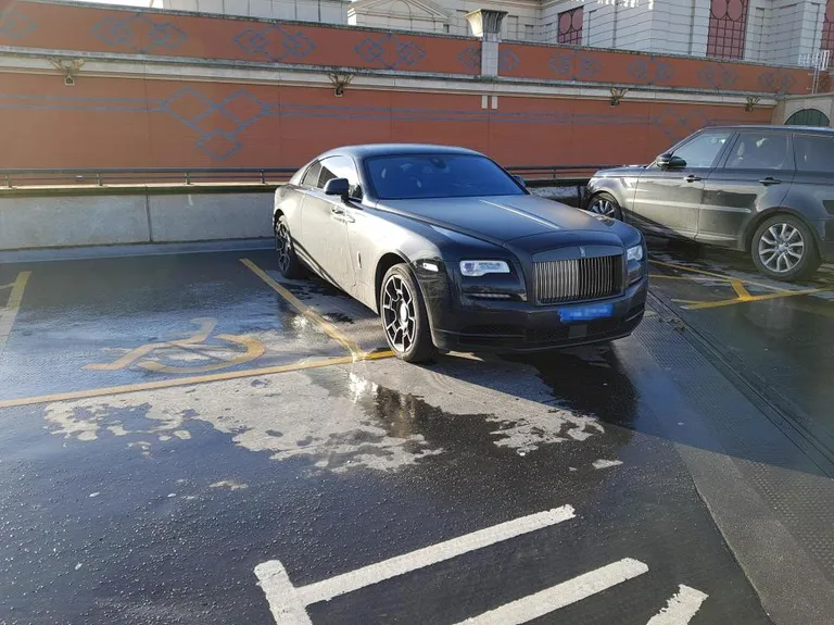 Paul Pogba valesti pargitud auto 19. detsembril Traffordi keskuse juures.