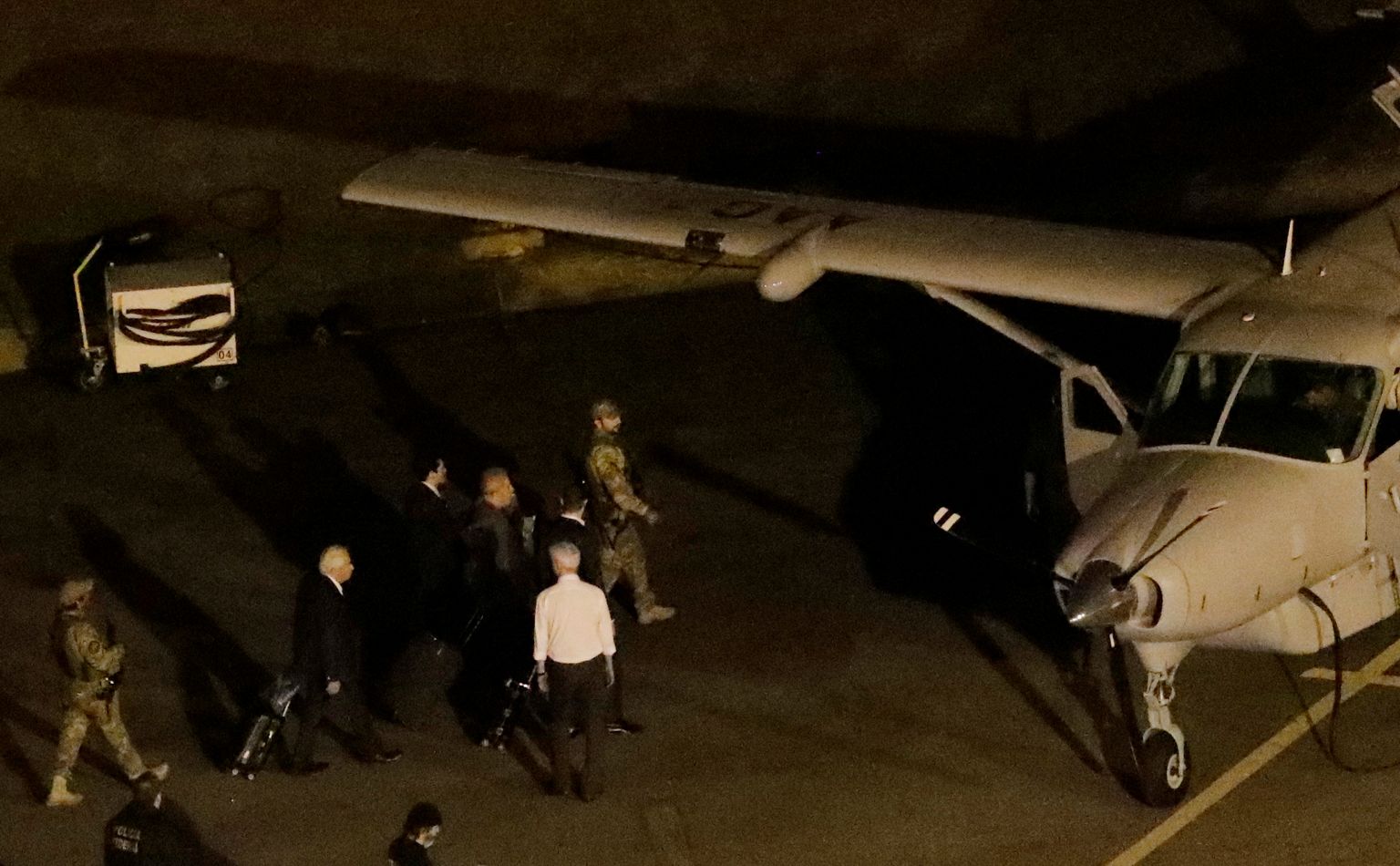 Luiz Inacio Lula da Silva saadetakse föderaalpolitsei lennuki peale.
