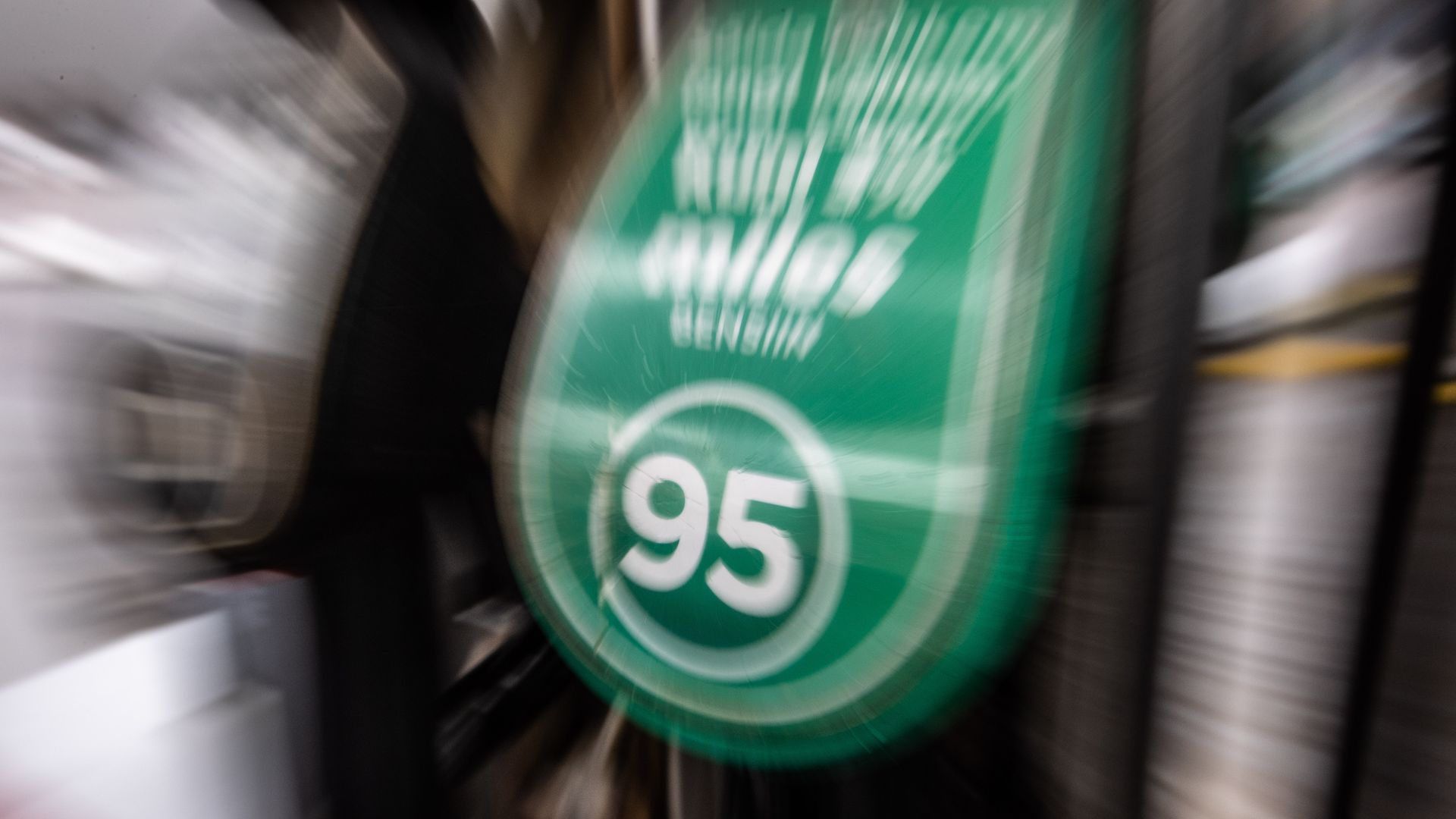 Макс топливо. 95 Бензин в Эстонии. Литр 95 бензина Эстония. Стоимость дизтоплива в Эстонии. Стоимость бензина Эстония 2022.