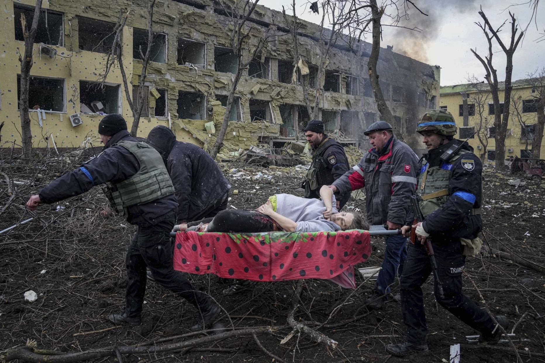 Päästjad ja vabatahtlikud evakueerimas rasedat naist Mariupoli sünnitushaiglast. 