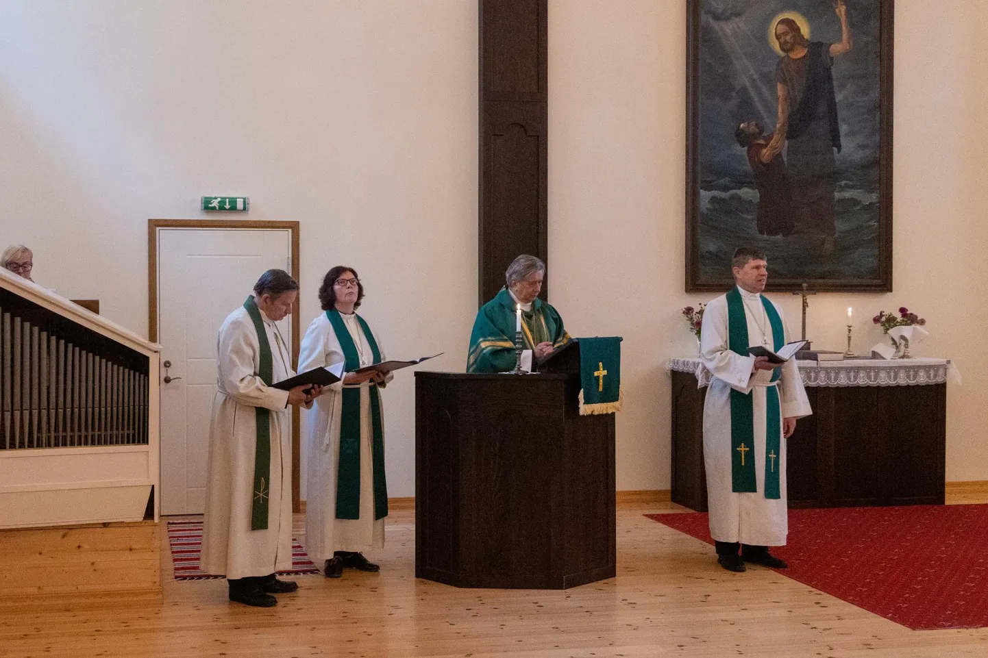 Vaimuligu Johansoni Valdek, Vilumaa Hedi, Luhametsa Joel ja Lastingu Arvo kirikupalvet lugemen. Pildi pääl om nätä kah uus kantsel ja altarilaud.