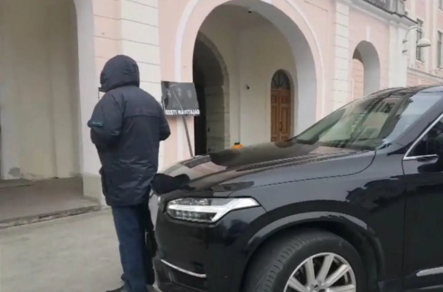 Igor Kravtšenko müksas autoga meeleavaldajat.