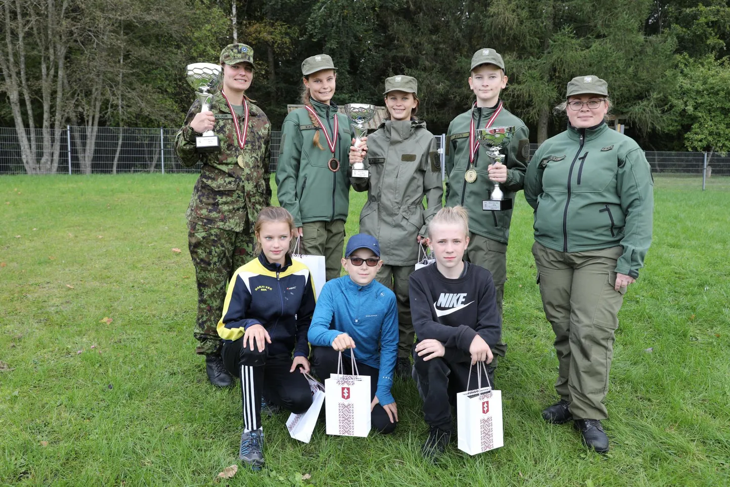Lätis Salduses toimunud rahvusvahelise orienteerumisevõistluse võidukarikad ja medalid tõid Eestit esindanud Saarde isamaalistel noortel ja noorkotkaste rühmapealikul Anneli Pestil (paremal) naeratuse näole.