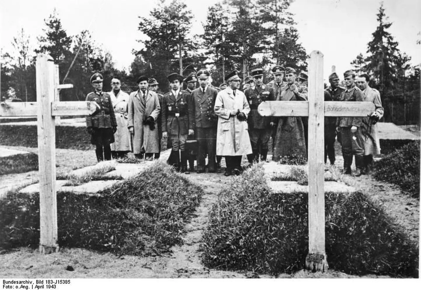 В 1943 году пропагандисты вермахта показывали следы преступлений НКВД коллегам из вишистской Франции.