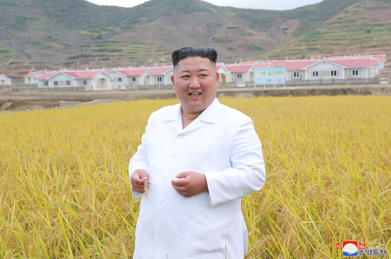 Põhja-Korea liider Kim Jong-un Kimhwa maakonnas inspekteerimas uusehitisi ja põlde. Põhja-Korea uudisteagentuut KCNA avaldas liidrist foto 1. oktoobril 2020, kuid ei ole teada, millal ta külaskäik toimus