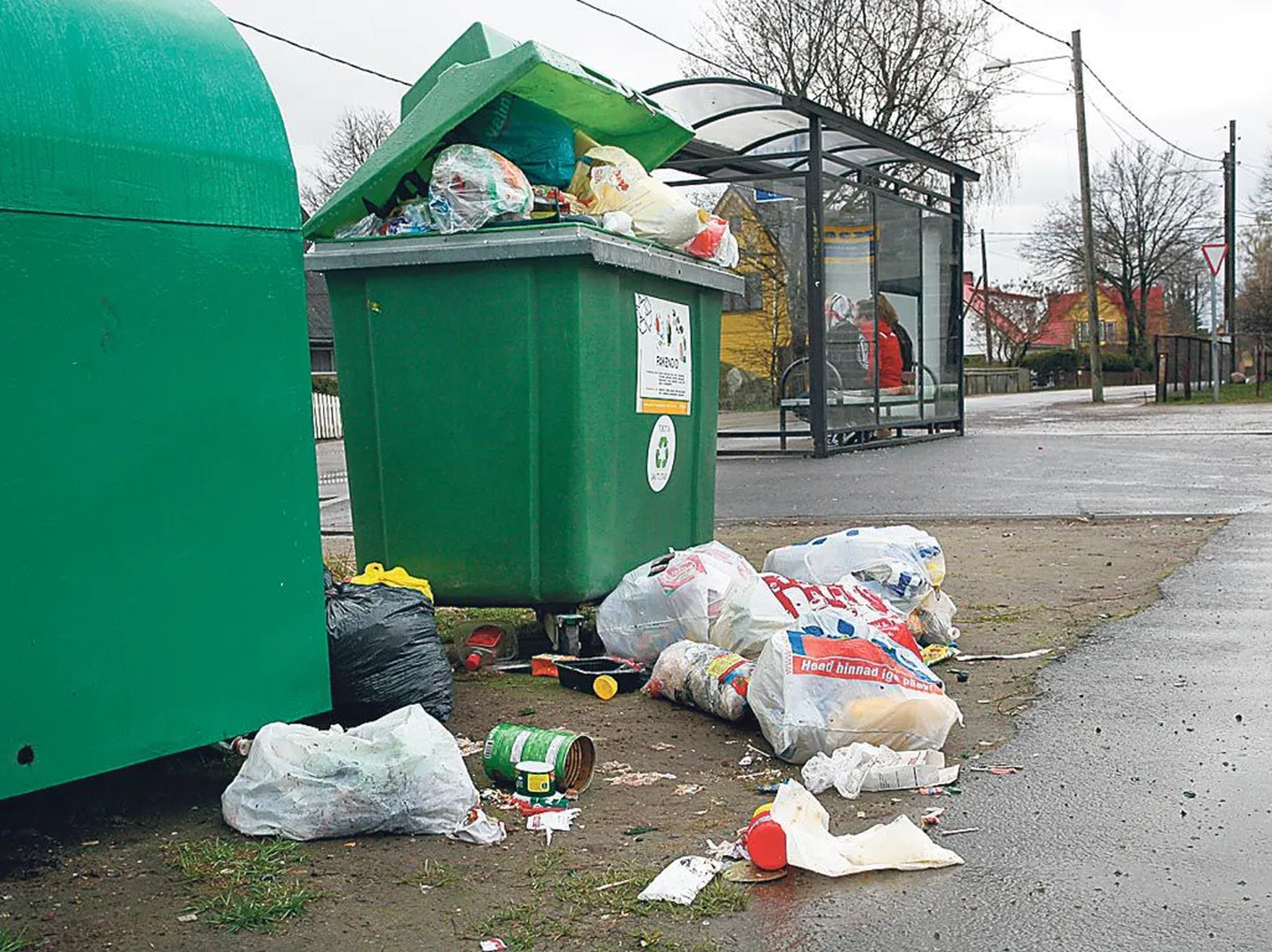 Jäätmete kokkuvedajate vahelise turu jagamisel tekib enim vaidlusi suurtes linnades, tulevast aastast peavad omavalitsused jäätmekäitluse teenuseid tellima riigihankena.