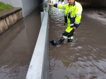 Tartu veevärgi töötaja koukis pühapäevase valingu ajal Riia tänava viadukti juures vee alt välja musta kilekoti, mis oli ummistanud ühe restkaevu. / Foto: