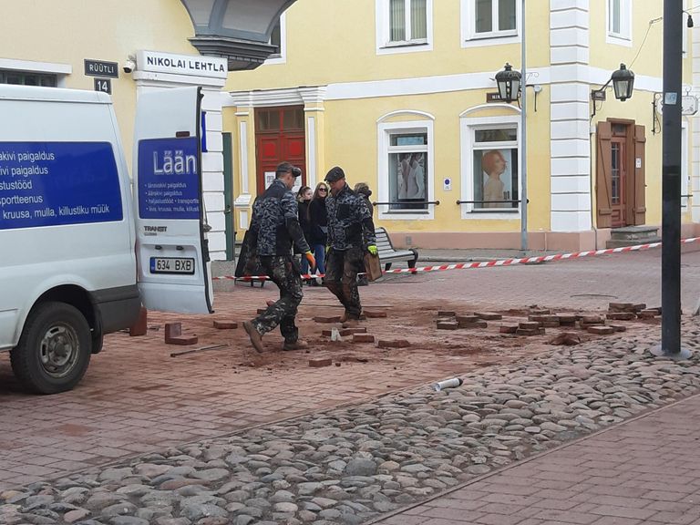 Osaühingu Läänekivi töömehed uuendavad Pärnus Rüütli tänaval ajahambast puretud sillutist.