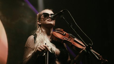 KUMMALINE TRIO ⟩ Eesti üks veidramaid bände sündis kolmest sõbrast, hunnikust aparaatidest ja heast naljast