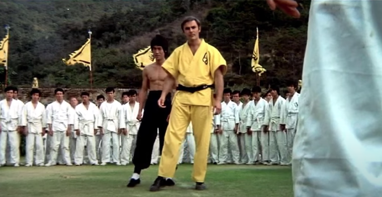 Veterannäitleja John Saxon (paremal) ja kung fu legend Bruce Lee (vasakul). Kaader pärineb filmist «Draakon astub võitlusse» (1973).