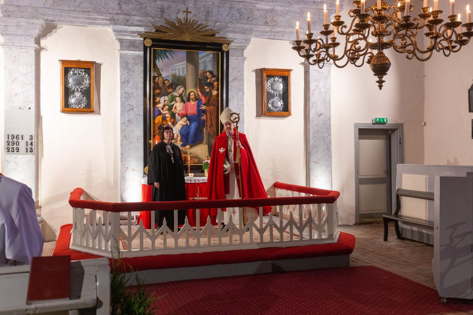 Kõpu vaimulik Hedi Vilumaa ja peapiiskop Urmas Viilma õnnistasid altarimaali.
