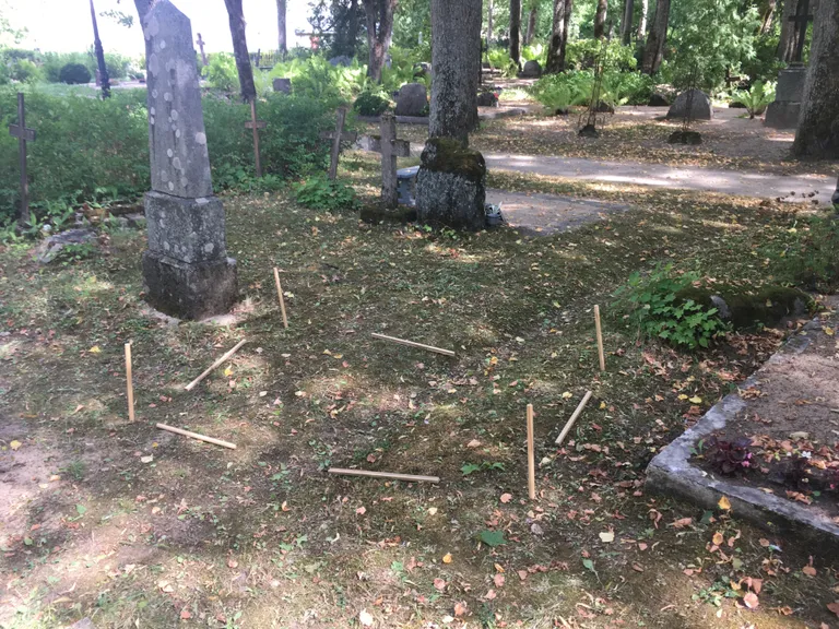 A. Sirgi kuju uus asukoht tema vanemate hauaplatsil.