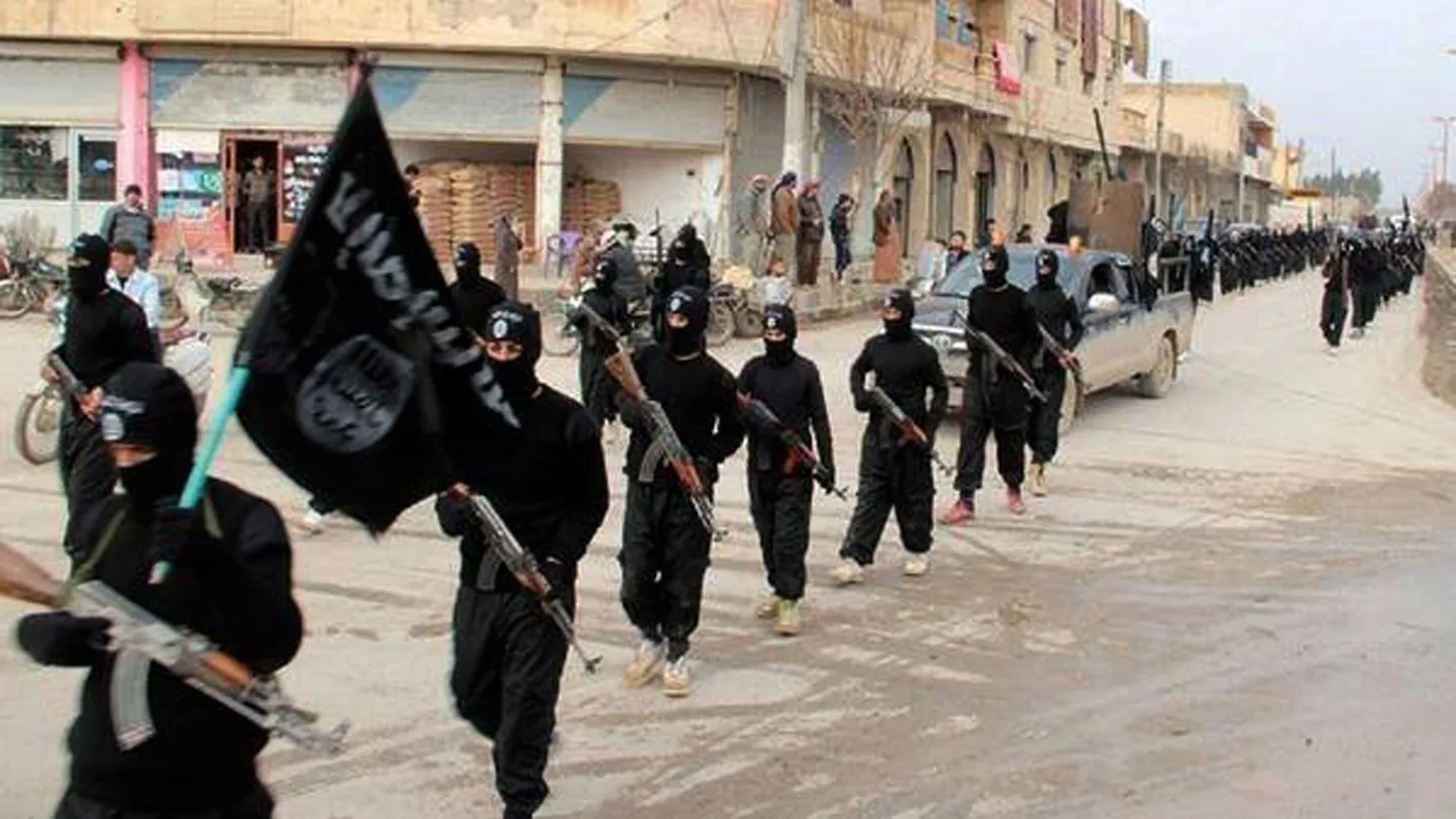 Niinimetatud Islamiriigi võitlejad Süürias Raqqa linnas.
