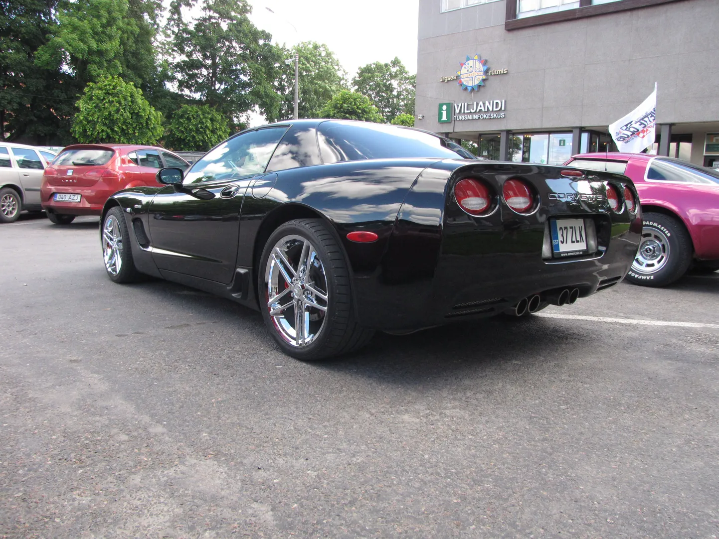 Chevrolet Corvette`id Viljandi Vabaduse platsil.