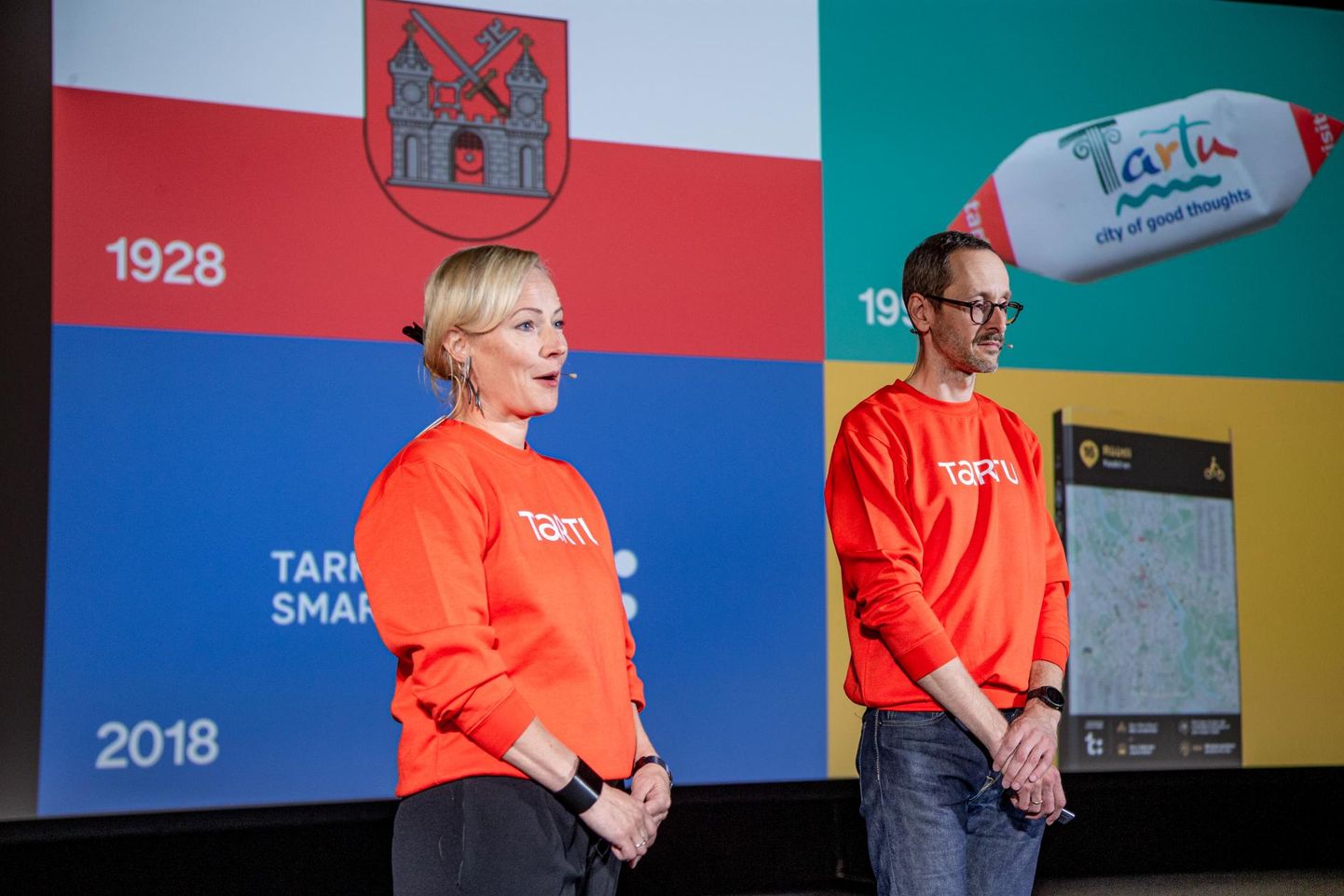 Helen Kalberg ja Alari Orav kandsid esitlusel pusa, mille peal on Tartu uus logo.